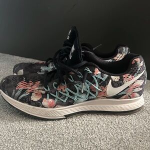 Nike women’s sneaker
